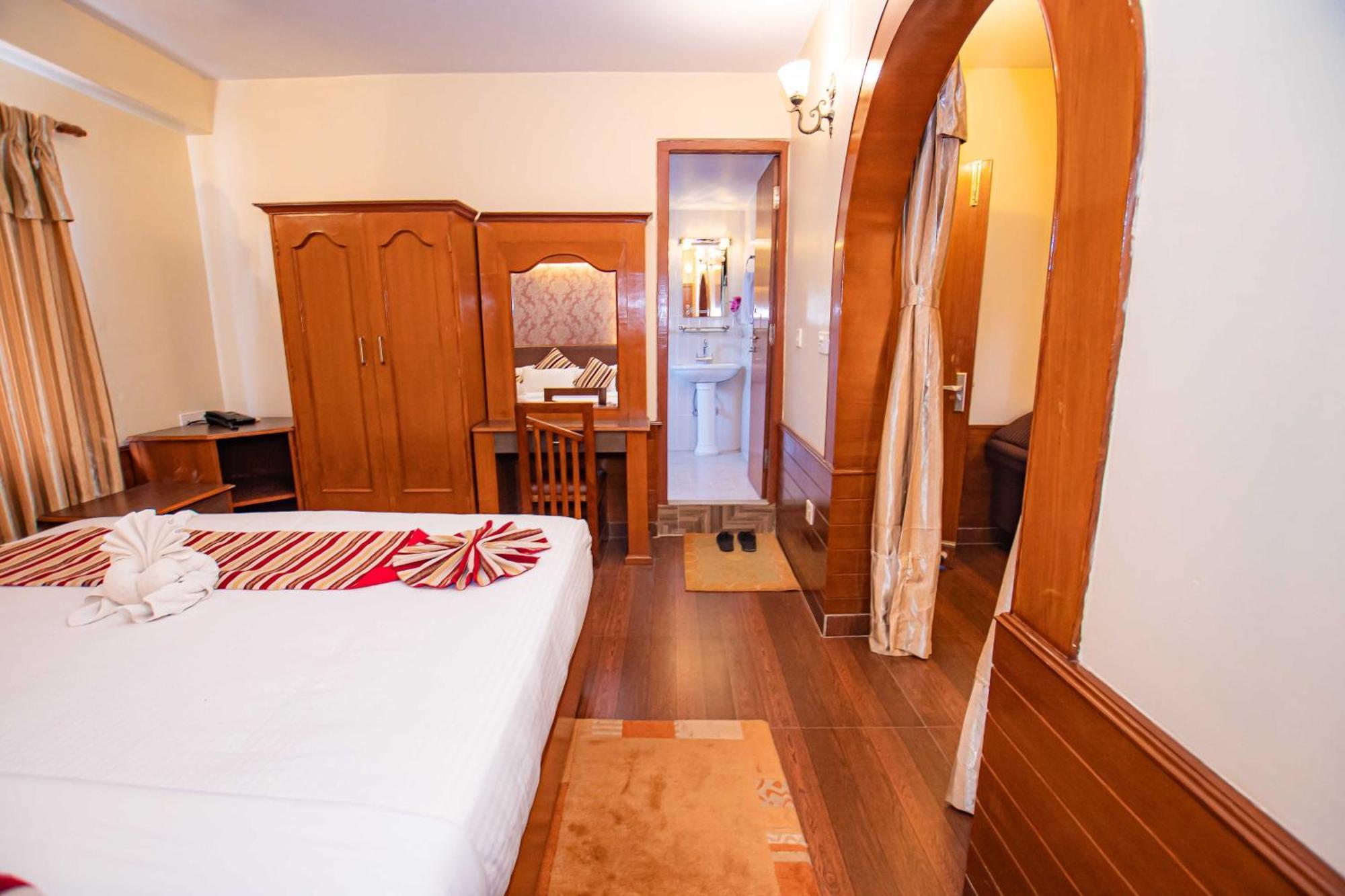 Hotel Crystal Palace Pokhara Exteriör bild