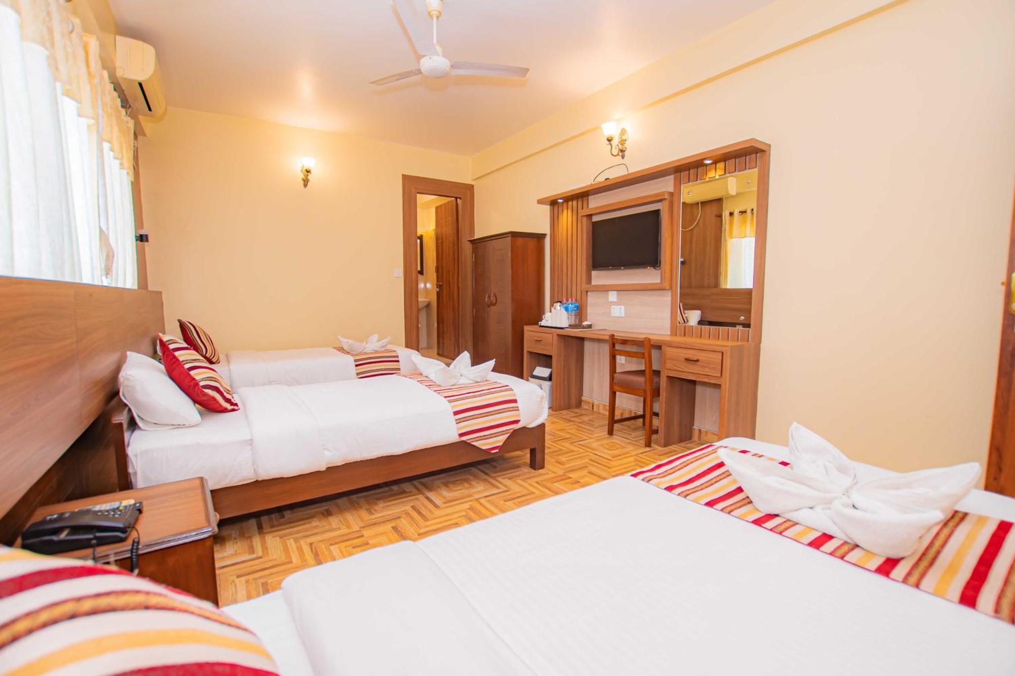 Hotel Crystal Palace Pokhara Exteriör bild