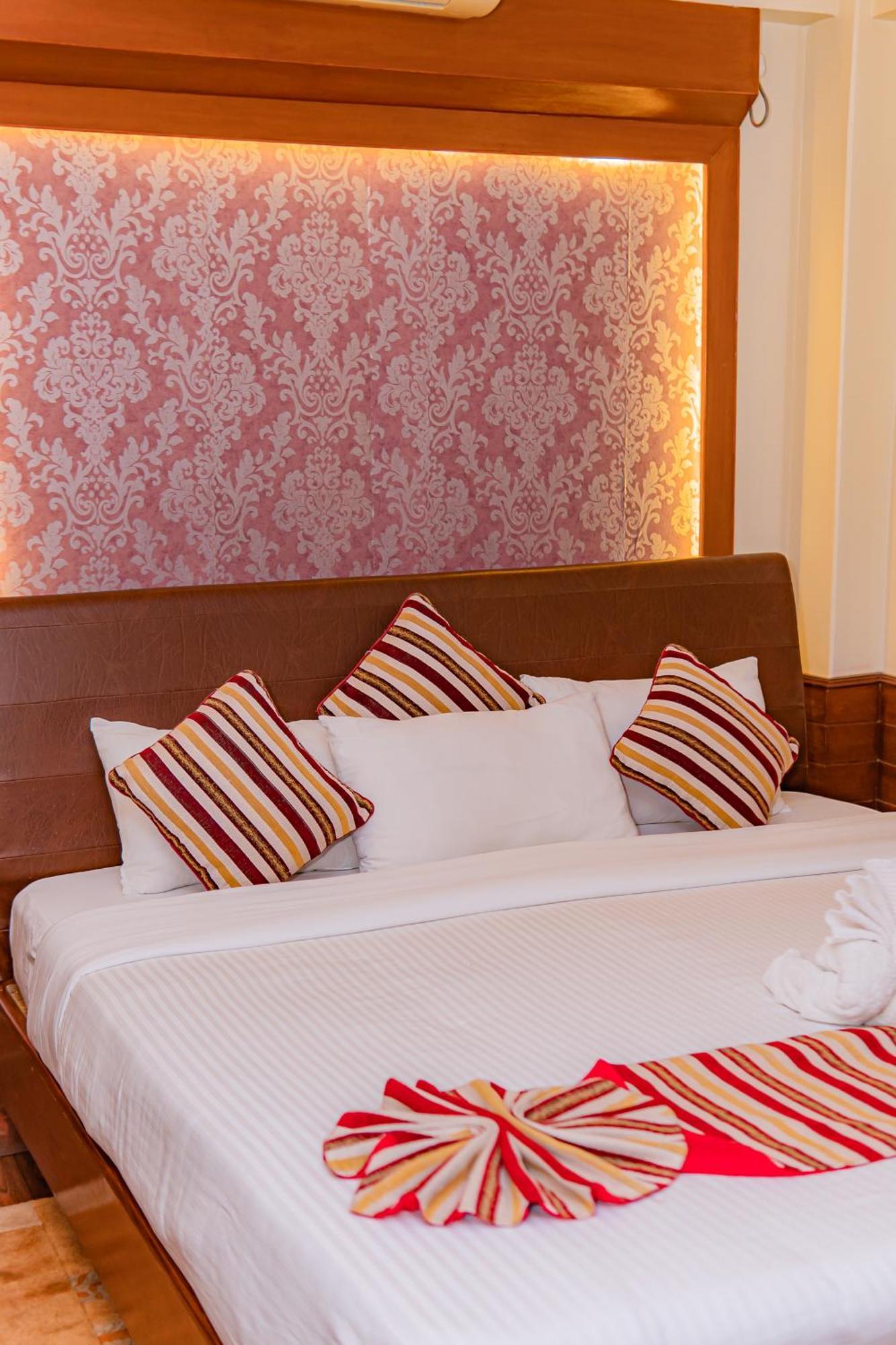 Hotel Crystal Palace Pokhara Exteriör bild